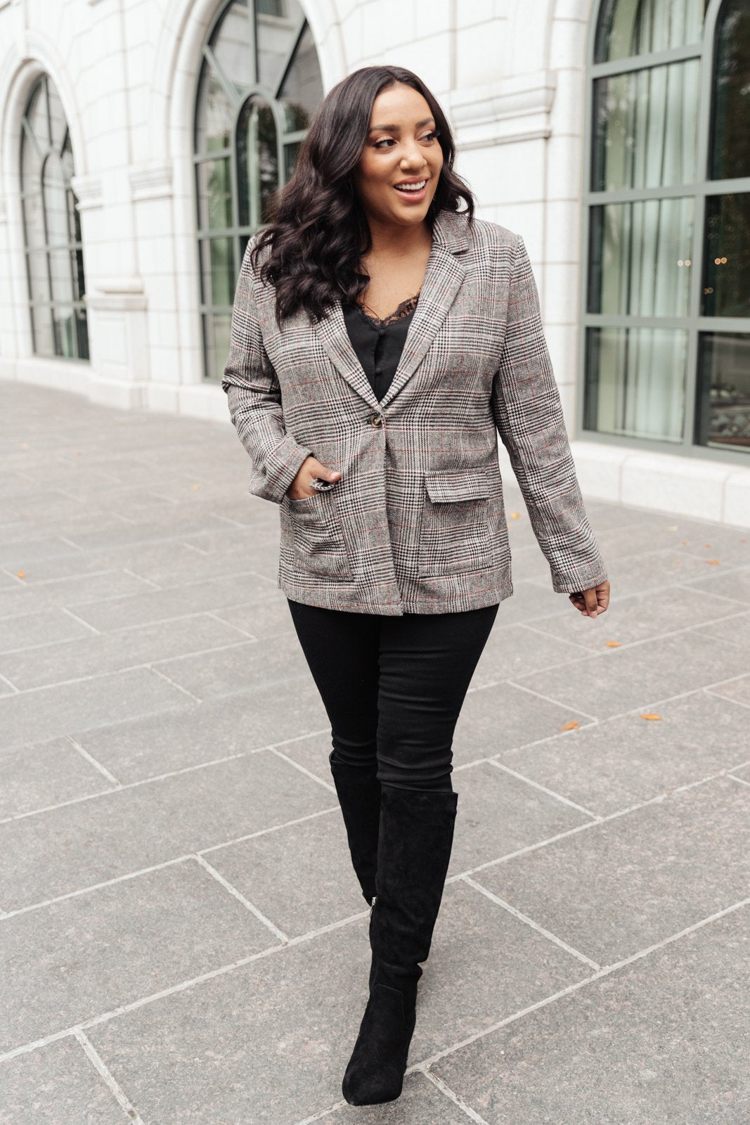 Feminine Boyfriend Blazer in Plaid