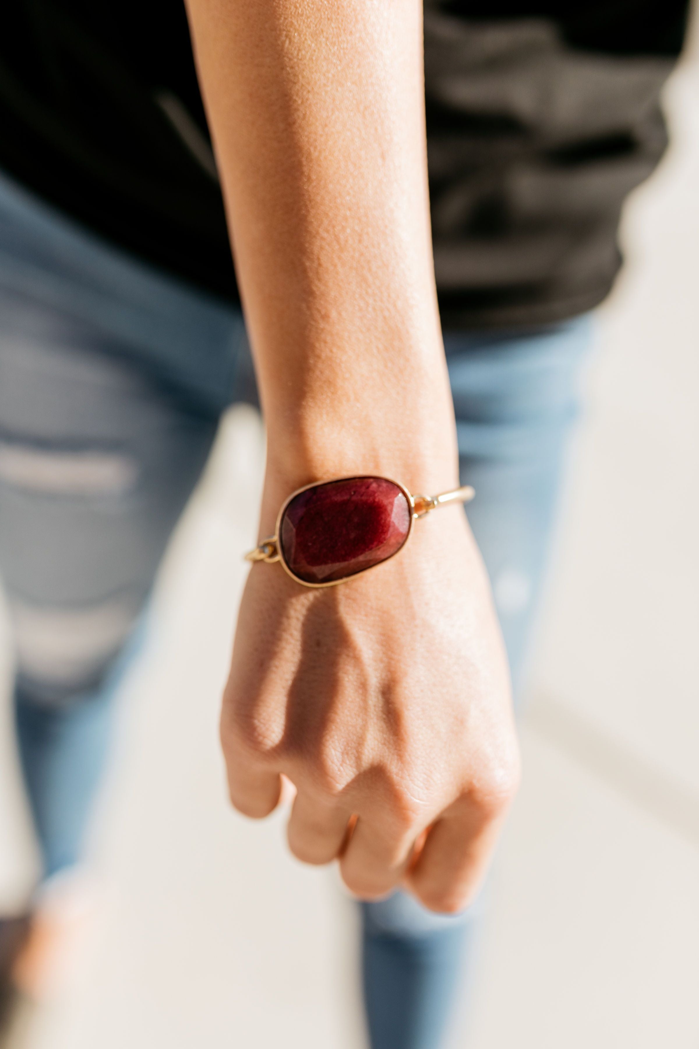 Fantastic Faceted Stone Bracelet In Burgundy