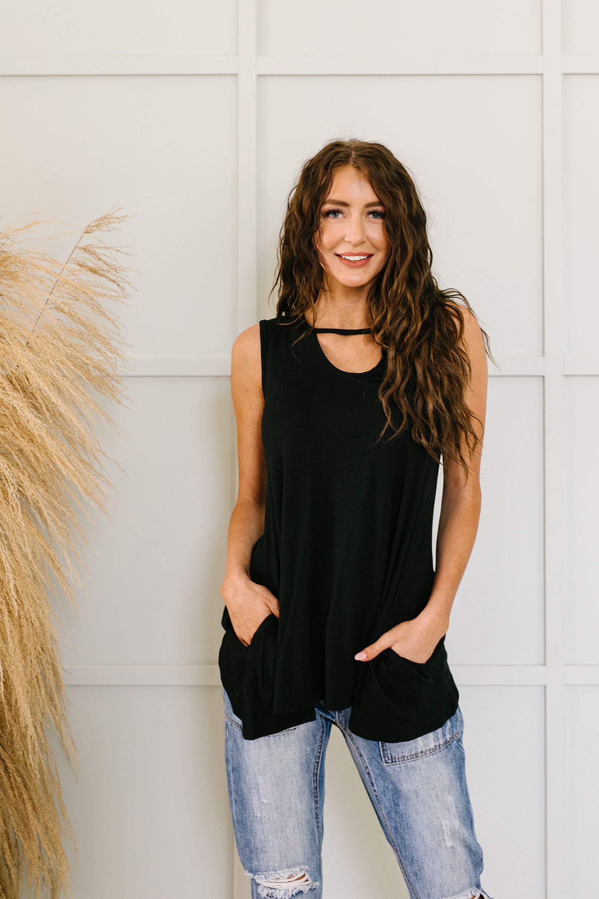 Keyhole & Pockets Tank In Black