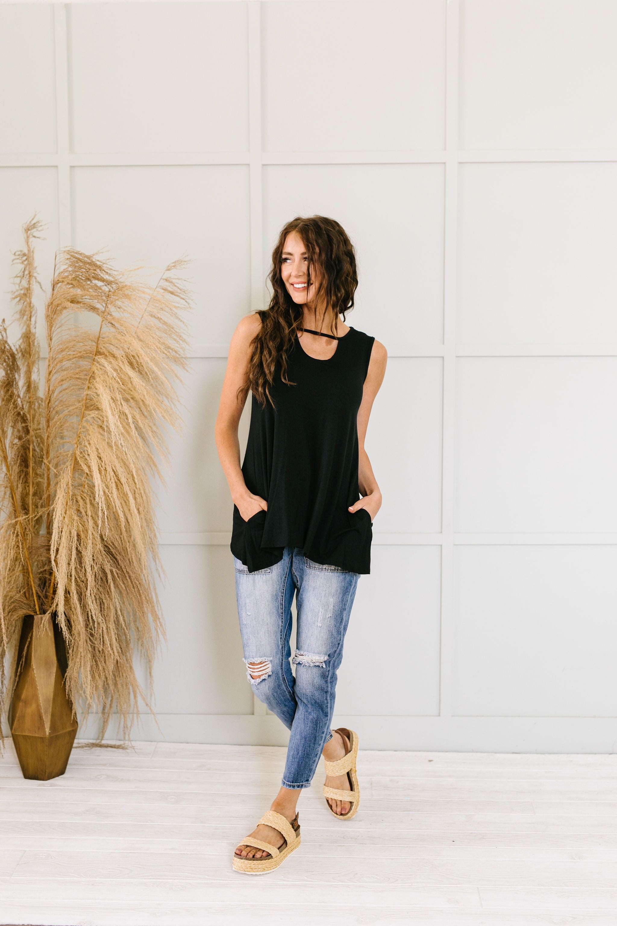 Keyhole & Pockets Tank In Black