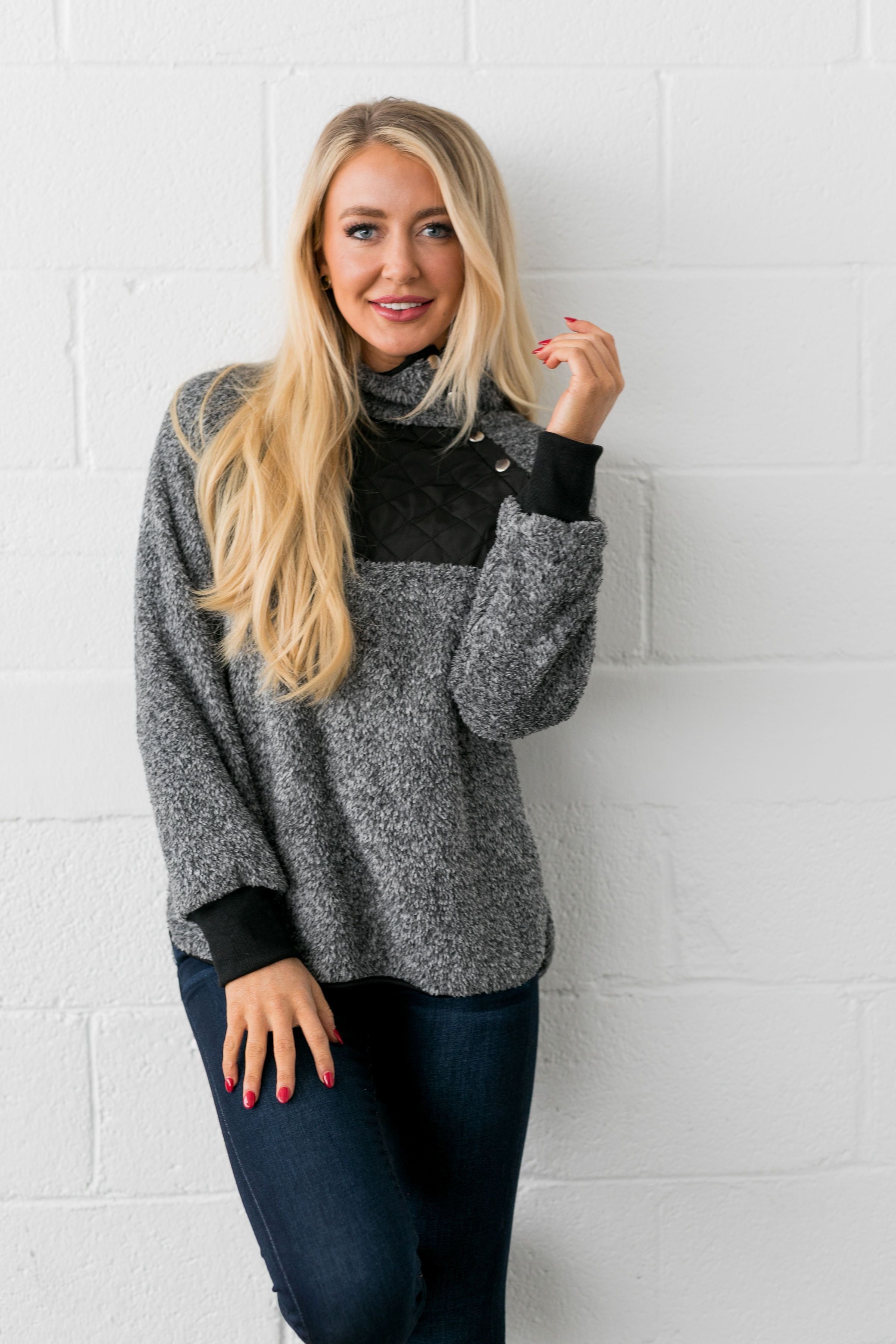 Quilted Contrast Fuzzy Pullover In Charcoal